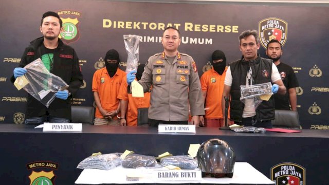 Kabid Humas Polda Metro Jaya Kombes Pol Trunoyudo, merilis pelaku pencurian dengan kekerasan yang terjadi kepada salah satu nasabah Bank di wilayah Bekasi Timur, pada Kamis (03/03/2023). (Istimewa)