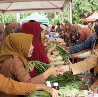 Pasar Tani Pemkab Gowa Tawarkan Sembako Murah, Warga Antusias Berbelanja