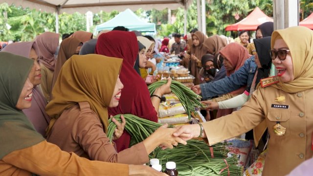 Sejumlah warga Kecamatan Somba Opu sangat antusias berbelanja sembako murah di Pasar Tani yang digelar Pemerintah Kabupaten Gowa melalui Dinas Tanaman Pangan dan Hortikultura, di Pelataran Gedung Haji Bate, Sungguminasa, kemarin. (Dok. Humas Gowa)