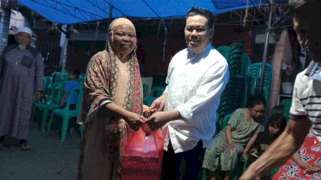 Ket : Tokoh Pemuda Parepare, Abdul Ahad Syahril (AAS) mendatangi rumah duka sembari menyerahkan bingkisan (istimewa)