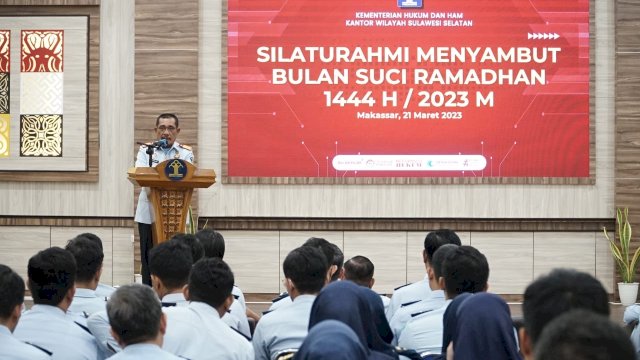 Kakanwil Kemenkumham Sulsel Liberti Sitinjak saat memberikan arahan pada Acara Munggahan Jelang Memasuki Bulan Suci Ramadhan 1444 H, di Aula Kanwil Kemenkumham Sulsel, Rabu (22/03). (Dok. Humas Kanwil Kemenkumham Sulsel)