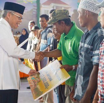 Taufan Pawe Serahkan Bantuan Korban Banjir dan Tanah Longsor, Total Rp4.1 Miliar untuk 1.347 KK