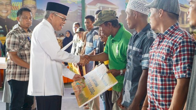 Ket : Wali Kota Parepare, Taufan Pawe secara simbolis menyerahkan bantuan kepada warga korban bencana alam banir dan tanah longsor. (foto : Humas Pemkot Parepare 