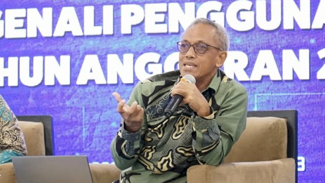 Guru Besar Fakultas Hukum Universitas Hasanuddin, Prof. Anwar Borahima saat menghadiri Sosialisasi Prinsip Mengenali Pengguna Jasa (PMPJ), di Claro Hotel Makassar, kemarin. (Dok. Humas Kanwil Kemenkumham Sulsel)