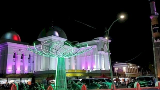 Tampak Masjid Agung Darussalam Watansoppeng, Rabu (22/03/2023) malam. (Istimewa)