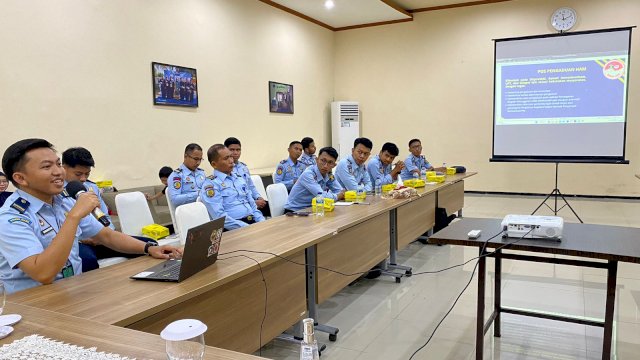 Koordinasi dengan para operator dan petugas pelayanan dari seluruh Unit Pelaksana Teknis (UPT) lingkup Kanwil Kemenkumham Sulsel yang berlangsung di Aula Kantor Balai Harta Peninggalan (BHP) Makassar, kemarin. (Dok. Humas Kanwil Kemenkumham Sulsel)