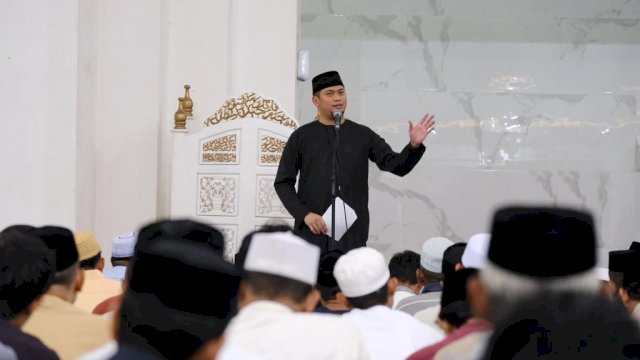 Bupati Gowa Adnan Purichta Ichsan saat memberikan sambutan di sela-sela pelaksanaan tarwih perdana bersama masyarakat di Masjid Agung Syekh Yusuf, kemarin. (Dok. Humas Gowa)