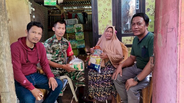 Babinsa bersama pihak Pemerintah Kelurahan Benteng Selatan, Kabupaten Kepulauan Selayar, saat mengunjungi rumah warga, Jumat (24/03/2023). (Istimewa)