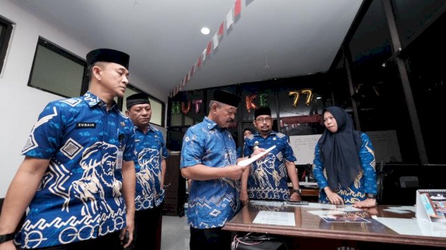 Wabup Gowa Abd Rauf Malaganni saat melakukan sidak kehadiran ASN pada hari pertama kerja selama Ramadan di sejumlah instansi di Kantor Bupati Gowa, Jumat (24/03). (Dok. Humas Gowa)