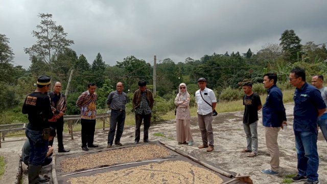 Tim Ahli Indikasi Geografis, bersama tim Direktorat Jenderal Kekayaan Intelektual (DJKI), dan Tim Kanwil Kemenkumham Sulsel saat melakukan proses pendampingan pemeriksaan substantif atas permohonan Indikasi Geografis (IG) Kopi Arabika Rumbia di Kabupaten Jeneponto, kemarin. (Dok. Kanwil Kemenkumham Sulsel)