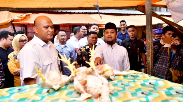 Gubernur Sulsel Andi Sudirman Sulaiman, saat meninjau harga bahan pokok di Pasar Terong Kota Makassar, Jum'at (24/03/2023). (Istimewa)
