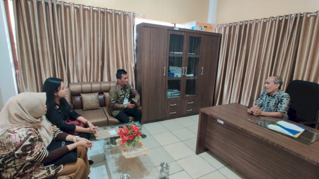 Tim Kanwil Kemenkumham Sulsel saat melakukan pendataan terhadap anak kewarganegaraan ganda terbatas di Kabupaten Enrekang, kemarin. (Dok. Humas Kanwil Kemenkumham Sulsel)