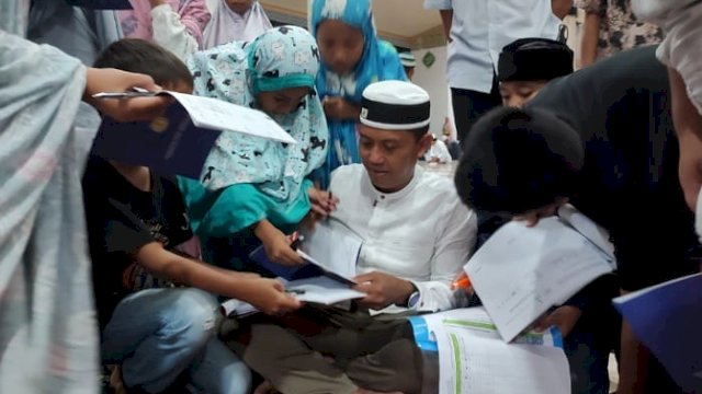 Anak-anak saat berebut meminta tandatangan Komandan Kodim 1415 Selayar Letkol Inf Nanang Agung Wibowo, saat menjadi Penceramah di Masjid Agung Al-Umaraini, Sabtu (25/03/2023). (Istimewa)