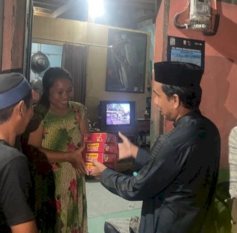 Grebek Sahur, Ketua DPRD Makassar Bagikan Makanan ke Warga Tidung
