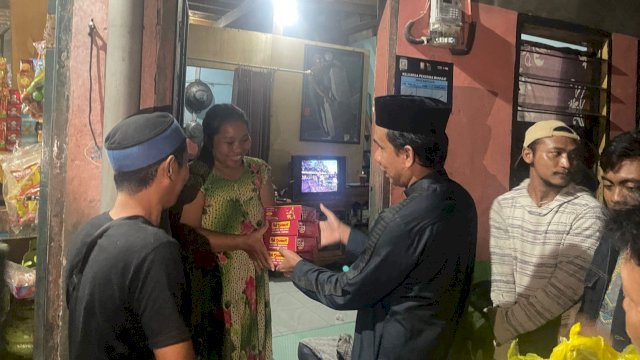 Ketua DPRD Kota Makassar Rudianto Lallo, saat memberikan paket makanan kepada salah satu warga dalam kegiatan Grebek Sahur, Minggu (26/03/2023). (Istimewa)