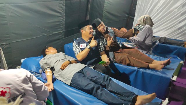 Ketua PMI Kota Makassar Syamsu Rizal (Deng Ical), saat meninjau aktivitas Donor Darah di Pelataran Masjid Al-Markaz Kota Makassar, Sabtu (25/03/2023). (Istimewa)