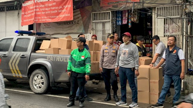 Aparat Kepolisian saat menggerebek Gudang Miras berkedok Toko Sembako di Kalideres, Jakarta Barat, Minggu (26/03/2023). (Foto: Wahyu Widodo / Republiknews.co.id)