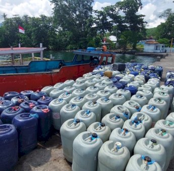 Kesal Dengan Pemkab Flores Timur, 12 Ton BBM Antar Pulau Ditahan di JTP Lamawalang