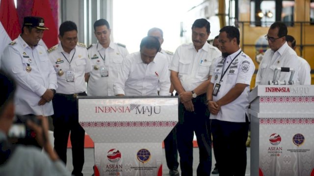 Presiden RI Joko Widodo menandatangani Prasasti Peresmian Pengoperasian Jalur Kereta Api Makassar-Parepare, Rabu (29/03/2023). (Istimewa)
