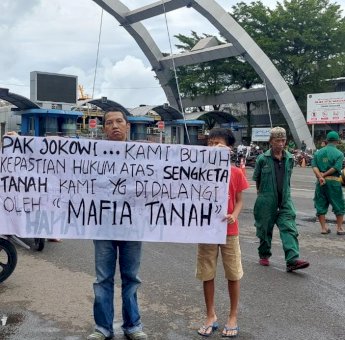 Aksi Gelar Spanduk Warga Tuna Netra Makassar, Tunggu Jokowi di Pelabuhan Ternyata Tiba di Bandara