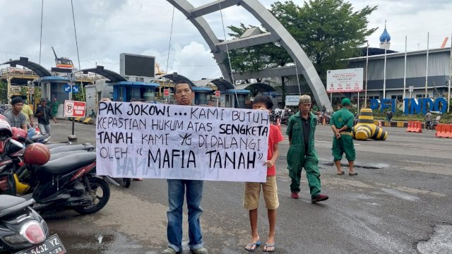 Warga Kota Makassar saat meminta menggelsr aksi di Depan Pelabuhan Soekarno Hatta, Rabu (29/03/2023). (Istimewa)