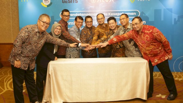 Penandatanganan MoU antara IBC dengan 3 manufaktur untuk mempermudah pengguna motor listrik, Selasa (28/03/2023). (Istimewa)