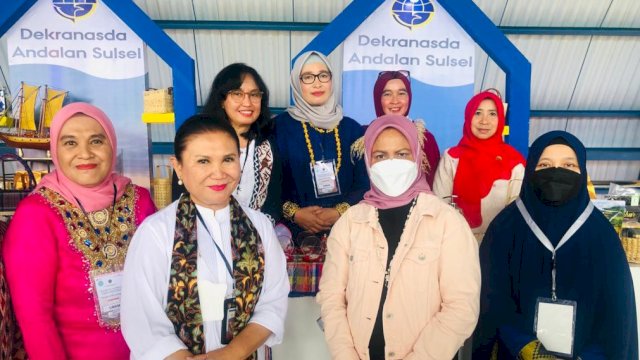 Ibu Negera Iriana Joko Widodo saat mengunjungi Stand Dekranasda Sulsel, Rabu (30/03/2023). (Istimewa)