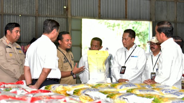 Presiden Jokowi saat mengecek ketersediaan beras di Gudang Bulog Batangase, Kabupaten Maros, Kamis (30/03/2023). (Istimewa)