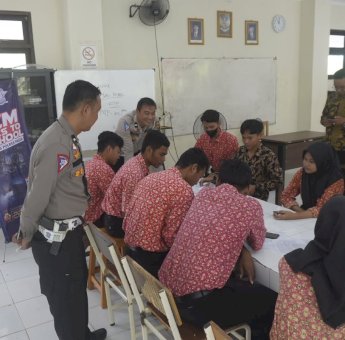 Sampaikan Pelayanan, Satlantas Polres Paser Sosialisasikan Sim Goes To School
