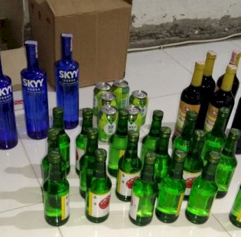 Bulan Ramadan, Babinsa di Selayar Gagalkan 34 Botol Miras Impor yang Beredar di Masyarakat