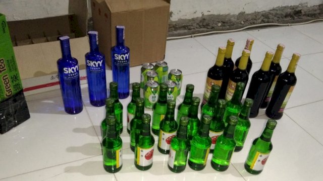 Bulan Ramadan, Babinsa di Selayar Gagalkan 34 Botol Miras Impor yang Beredar di Masyarakat