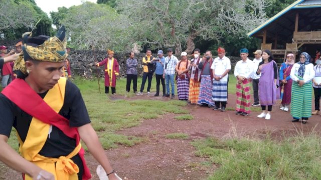 Kunjungan Perwakilan Bank Dunia disambut dengan Tarian Khas Wakatobi saat mengunjungi Benteng Desa Liya, di Kecamatan Wangi-wangi Selatan, Rabu (29/03/2023). (Istimewa)