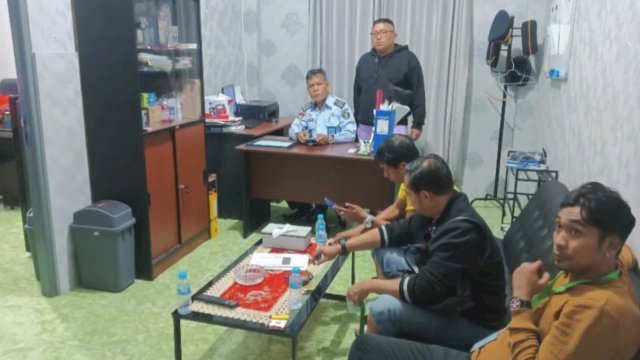 Petugas Lapas Samarinda dan Anggota Polresta Samarinda usai menggagalkan peredaran ganja. (Istimewa)