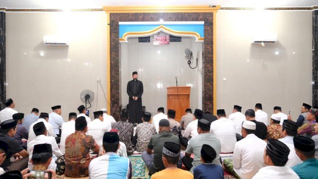 Bupati Gowa Adnan Purichta Ichsan bersama Wakilnya Abd Rauf Malaganni kembali melakukan Safari Ramadan yang salah satunya dilakukan dengan Tarawih Keliling di kecamatan untuk menyapa masyarakat. (Dok. Humas Gowa)