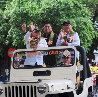 Taufan-Pangerang Arak Piala Adipura Keliling Kota Parepare