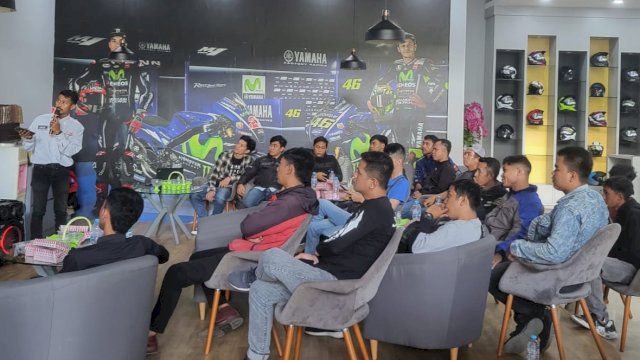 Para bikers anggota Komunitas Yamaha R15 mendengarkan arahan sebelum mengikuti Yamaha Community City Explore 2023 dengan melakukan touring mengelilingi Kota Makassar, Sabtu (25/2/2023). (Foto: Istimewa)