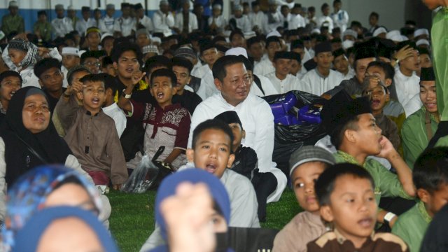 Ketua DPW NasDem Sulsel, Rusdi Masse berbaur bersama ribuan santri dan tahfiz dalam acara peringatan hari ulang tahunnya yang ke-50 di Rumah Aspirasi RMS, Jalan Serigala, Pinrang, Kamis (2/3/2023). (Foto: Istimewa)