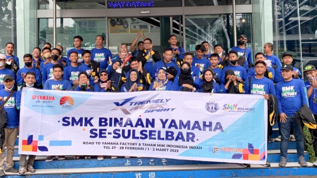 Para guru dan siswa SMK binaan Yamaha se Sulselbar saat mengikuti kegiatan SMK Kontes Road To Factory di Pabrik Sepeda Motor Yamaha di Karawang, Jawa Barat pada 27-28 Februari 2023. (Foto: Istimewa)