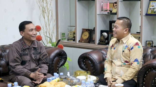 Dekan Fakultas Hukum Unhas, Prof Dr Hamzah Halim (kanan) berbincang bersama Kepala Kejaksaan Tinggi Sulsel, Leonard Eben Ezer Simanjuntak dalam kunjungannya, Kamis (2/3/2023). (Foto: Istimewa)