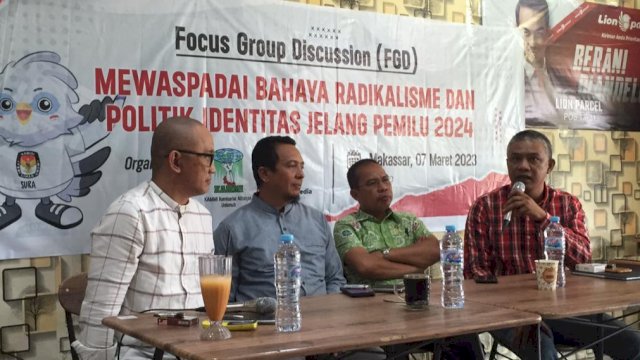 Suasana diskusi politik yang digelar oleh Narasi Madz Media bekerjasama dengan KAMMI Unismuh Makassar di Warkop Nassami, Makassar, Selasa (7/3/2023). (Foto: Istimewa)