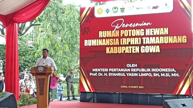 Bupati Gowa Adnan Purichta Ichsan saat memberikan sambutan di sela-sela Peresmian RPH Modern Ruminansia Tamarunang, di Kelurahan Tamarunang, Kecamatan Somba Opu, Kamis (16/03). (Chaerani/Republiknews.co.id)