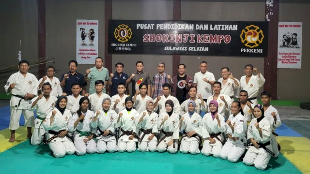 Ketua Umum KONI Sulsel, Yasir Machmud bersama rombongan saat mengunjungi pusat latihan atlet Kempo Sulawesi Selatan di Jalan Chairil Anwar, Makassar, Jumat (17/3/2023). (Foto: Istimewa)