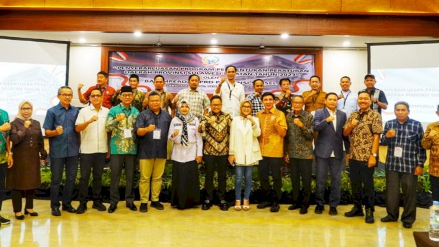 Para peserta kegiatan penyebarluasan program pembentukan peraturan daerah Provinsi Sulawesi Selatan Tahun 2023 yang digelar Bapemperda DPRD Sulsel di Hotel Claro, Makassar, Senin (20/3/2023). (Foto: Istimewa)
