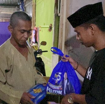 Gerebek Sahur, RMS Bagikan Paket Sembako ke Rumah-rumah Warga