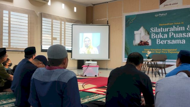 Ketua Yayasan Kanker Indonesia, Liestiaty F Nurdin Abdullah saat memberikan sambutan dalam acara silaturahmi dan buka puasa bersama Muslimah Wahdah Islamiyah di Kantor Pusat Wahdah Islamiyah, Jalan Antang Raya, Makassar, Sabtu (25/3/2023). (Foto: Istimewa)