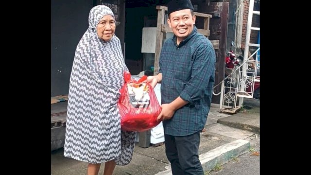 Ket : Abdul Ahad Syahrir (AAS) saat mendatangi langsung rumah warga di Kecamatan Soreang Kota Parepare untuk membagikan sembako (Foto : Mulyadi Ma'ruf / Republiknews.co.id)