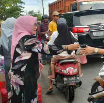 Lies F Nurdin Abdullah Bagi-Bagi Takjil ke Pengguna Jalan di Makassar