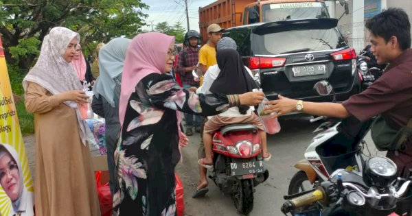 Lies F Nurdin Abdullah Bagi-Bagi Takjil ke Pengguna Jalan di Makassar