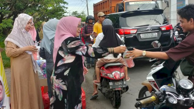 Ketua Persatuan Istri Insinyur Indonesia (PIII) Perwakilan Sulawesi Selatan, Liestiaty F Nurdin Abdullah membagikan takjil kepada pengguna jalan di Jalan Metro Tanjung Bunga, Makassar, Senin (27/3/2023). (Foto: Istimewa)