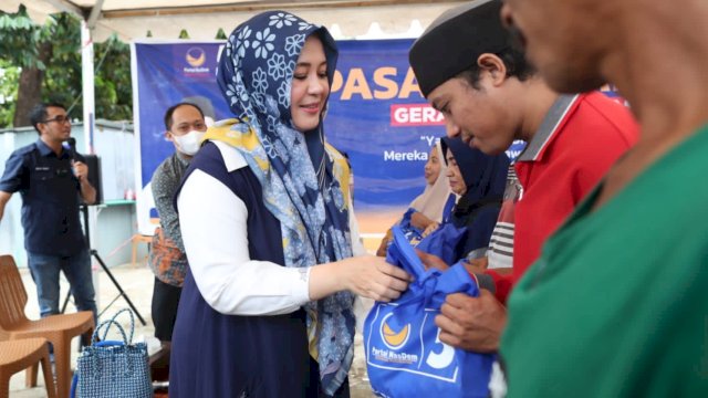 Wabendum DPP Partai NasDem, Fatmawati Rusdi saat hadir langsung dalam kegiatan pasar murah yang digelar DPD NasDem Makassar, Kamis (30/3/2023). (Foto: Istimewa)
